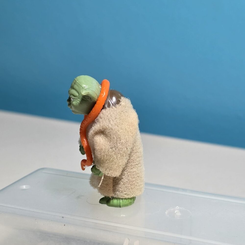 Vintage 1980 Kenner Yoda action figure with the orange snake accessory - Picture 5 of 6